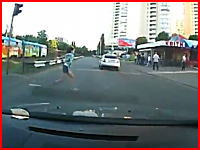 赤信号を飛び出してきた女性を撥ねてしまう車載動画。これはヤバイなあ