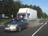 横転歩道で停止する親切なカムリ。突っ込むトラック。ロシアのドラレコ動画。