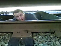 危険度マンモス。線路に寝そべっていた男性が車輪の合間から脱出キケン