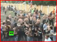 29日、ロシアの野外フェスに上半身裸のスキンヘッド集団が乱入し死傷者多数