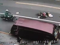ちょっと信じられない交通事故の監視カメラの映像。人としてどうなのこれ。