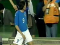 撮ったカメラマンが凄いｗ　サッカーの試合中にピッチで放尿する代表選手ｗ