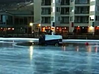 まさかの衝撃映像　スケートリンクを整えていた整氷車が沈没してしまう瞬間