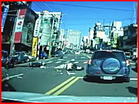 カメラの目の前で起きたスクーター同士の激しい事故映像。これは中国かな