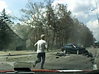 恐ろしい交通事故の現場で何とか助けようと手を貸している人たちのビデオ。