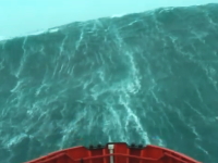 壁のような大きな波が迫ってくる中を進む船の映像。船乗りにはなれそうにない。