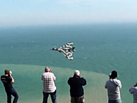 低空飛行するバルカンXH558号機の美しいビデオ。イーストボーン航空ショー