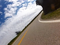 撮影する為に反対車線を走っていたFJクルーザーがバイクを殺しかける。