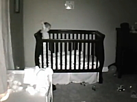 赤ちゃんの部屋にカメラを設置したら不思議な一人遊びをしていた。ほのぼの。