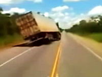 大型トラックが蛇行運転すぎて片輪走行になっているおそロシアン動画。