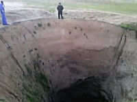 突然出現した巨大で深い穴に住民困惑。ロシアのダゲスタン。最後に穴アップ