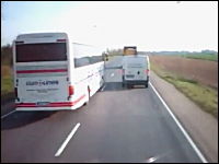 大型バスの危険なハミ出し追い抜き。対向車がきてギリギリなひやっと動画。