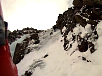 登山動画。先行者が落とした氷の塊がヒットして滑落してしまうクライマー。