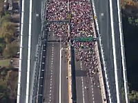 人間多すぎ動画。橋の向こう側から45000人が一斉に走ってくるムービー