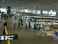 地震発生時の成田空港。お客さんよりも先に逃げる従業員が非難されているけど