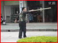 中国。強盗vs警察官動画。間近から拳銃を発砲するもまったく怯まない強盗