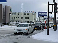 なんかちょっと笑える。凸凹に凍ってしまった雪で悪路すぎるｗｗｗ石川県。