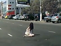 ぶっ飛ぶサンダル。車にひかれた女。渡るなら横断歩道を使った方がよい。