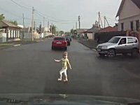 これは危ない焦る。お母さんが目を離したすきに道路に飛び出した少女。
