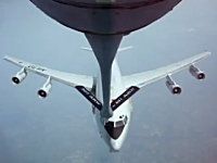 NATOの早期警戒管制機が空中給油に失敗してあわや大惨事というシーン