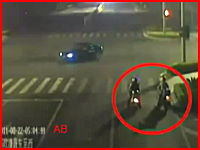 信号待ちをしていたバイクの3人組が犠牲になってしまう事故の瞬間。中国