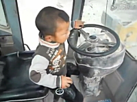 タイヤショベルの運転操作を完璧にマスターした5歳児のビデオ。中国。