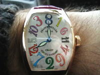 8時の次が1時。針が瞬間移動する腕時計。その名もクレイジー・アワーズ！