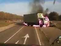 正面衝突した瞬間に炎上。中の人はどうなった？(@_@;)ロシアの事故動画