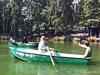 ロシア動画。これは酷いｗｗｗ公園の池に現れた海賊がカップルを襲うｗｗｗ