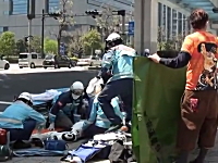 生々しい事故の現場。台場一丁目交差点で高級オープンカーとバイクが衝突