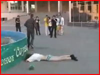 何これイジメ？悪ガキに後ろからおもいっきり押されて酷い事になってしまう