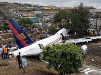 5/30 ５人死亡３８人が負傷したTACA航空旅客機オーバーラン事故