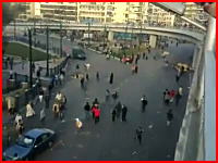 【エジプト】デモ参加者を容赦なく跳ね飛ばしていく警察車両。これは酷い。