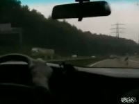 ぎゃあああ！高速道路を走行中に空からスヌーピーが！