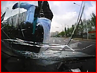 韓国でオサレな帽子を被った男性が車に激しく跳ね飛ばされてしまう映像。