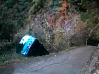 台湾で観光バスが崖下に転落し13人が死亡した事故の映像。新竹県尖石