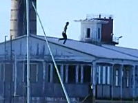 危険な失敗動画。屋根ジャンプに失敗してギリギリな所に落ちちゃう男性