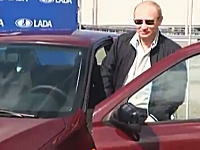 プーチン首相による新型車のテストでエンジンが掛からないハプニング