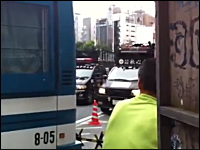 池袋駅前で右翼団体の街宣車が警察官に命令！？右翼vs警察@池袋駅前