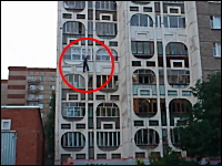 マンションの壁を降りようとしていた男性が誤って落下してしまう瞬間の映像。