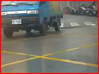 カメラの目の前で起きた事故映像。トラックに二人乗りのスクーターが突っ込む