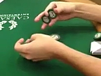 カジノのポーカーテーブルにチップを使ったトリックが凄いヤツがいた動画。