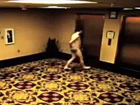 全裸でホテルのオートロックに締め出されてしまった男性の悲しいビデオ。