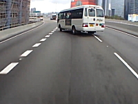 高速道路でタコったマイクロバスがギリギリ危ないドライブレコーダー。香港