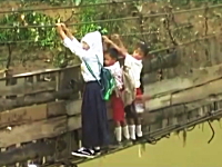 完全に崩壊した吊り橋を渡らなければならないインドネシアの子供たち動画。