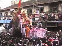 インドのお祭りで見物人らが集まったバルコニーが崩壊1名が死亡。その瞬間