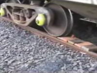 とても原始的な方法で脱線してしまった電車の車輪をレールに戻している様子。