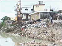 完全にゴミで埋まった河川。路上に溢れるゴミ。ハイチが悲惨な事になっている。