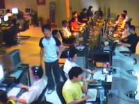 中国のインターネットカフェで完璧な盗みを働く少年の映像。これは卑怯。
