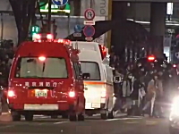 サイレンを鳴らして緊急走行中の救急車を無視して歩き続ける東京の人たち